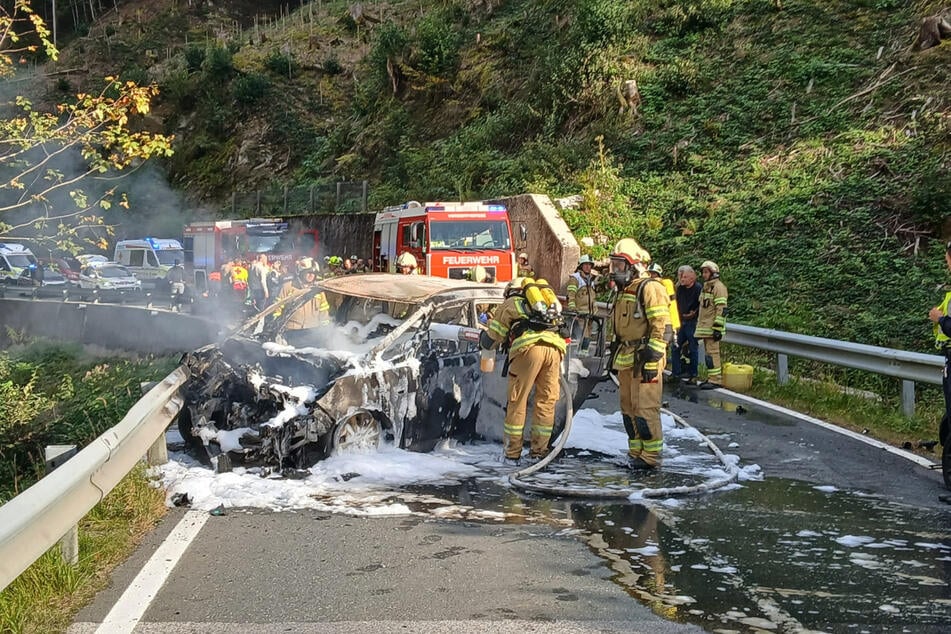 Die Feuerwehr war mit einem Großaufgebot vor Ort und übernahm die Löscharbeiten.