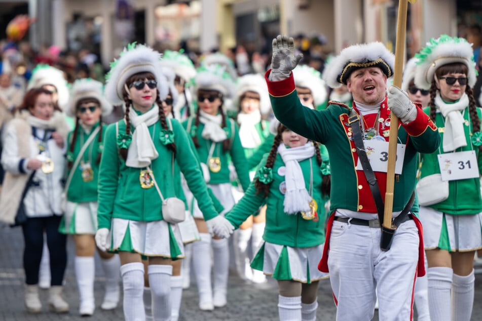 Schnee, Sonne, Stimmung: So feierten Hessens Narren den Rosenmontag