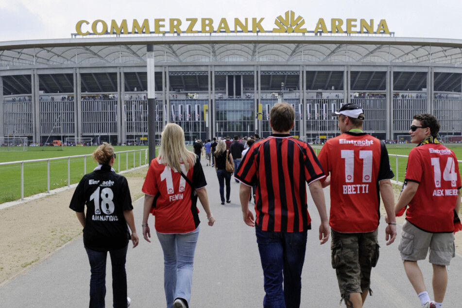 Fußballfans auf dem Weg in die Commerzbank Arena. (Archivbild)