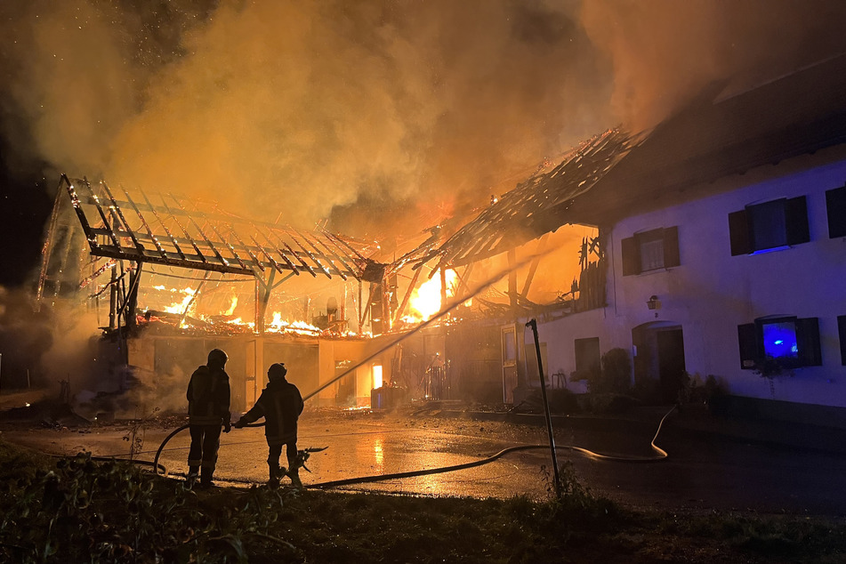 Die Einsatzkräfte verhinderten das Übergreifen der Flammen auf das angrenzende Wohnhaus - das landwirtschaftliche Gebäude brannte jedoch vollständig aus.