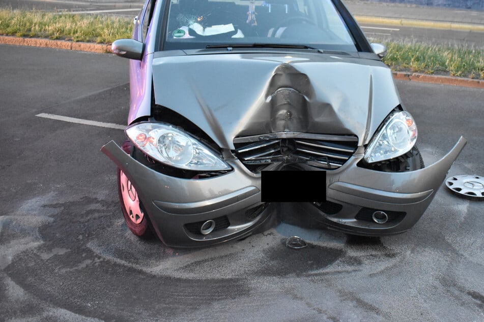 Mercedes kracht in Straßenlaterne, doch wie konnte das passieren?