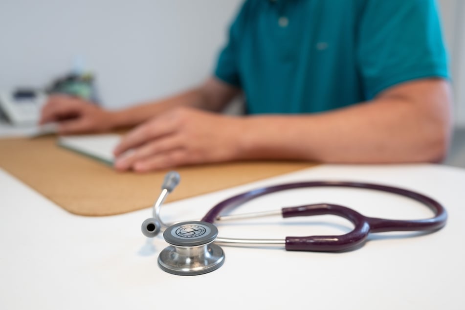 Der 63-Jährige kam ursprünglich als vermeintlicher Patient in die Arztpraxis. (Symbolfoto)