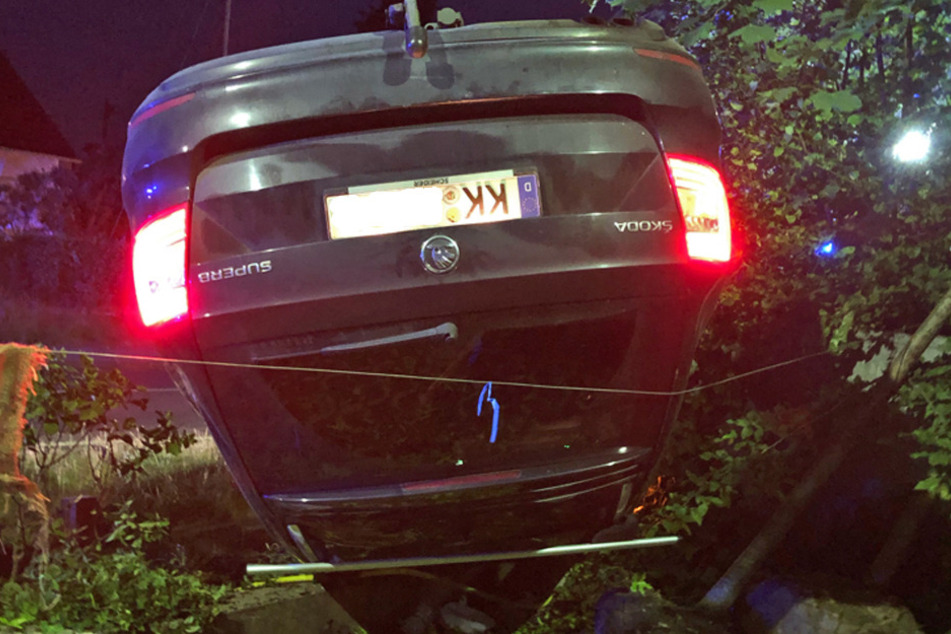 Der Skoda musste nach dem Unfall abgeschleppt werden.