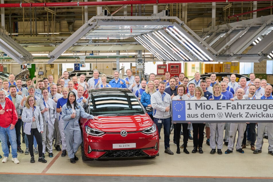 Große Freude: Dieser ID.3 GTX Performance ist das einmillionste E-Auto, das im Zwickauer VW-Werk vom Band lief.