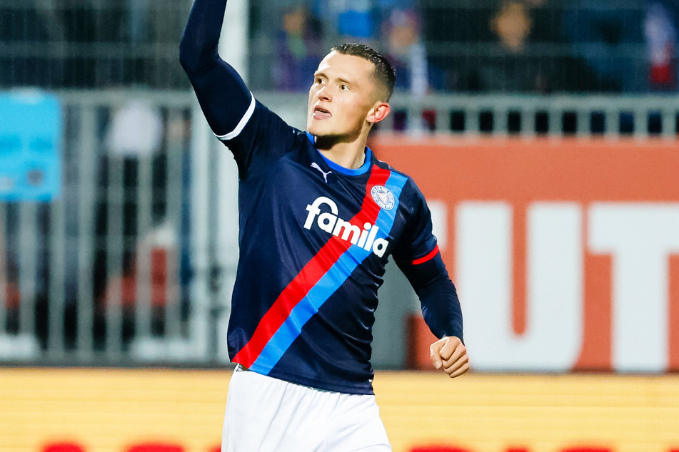 Holstein-Kiel-Flügelflitzer Fabian Reese (24) ist beim Hamburger SV im Gespräch. Dort könnte der 24-Jährige eine Lücke schließen.