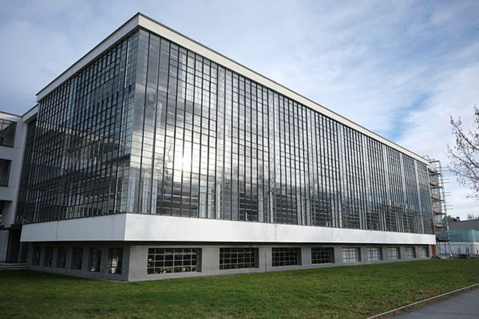 Im Bauhaus Museum wird anhand von Exponaten die Arbeit der weltberühmten Schule für Architektur, Kunst und Design gezeigt.