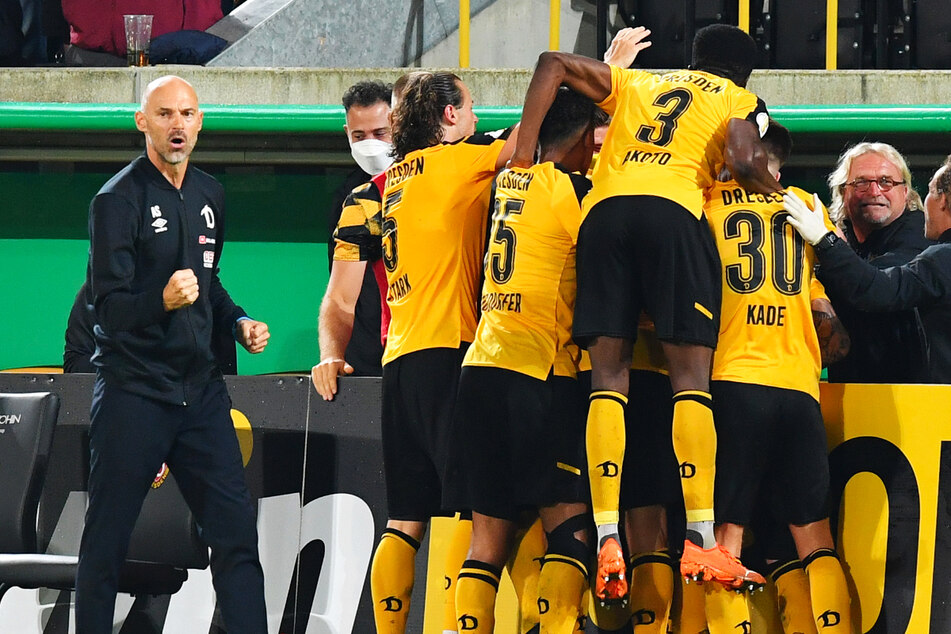 Kann Alexander Schmidt (52, l.) wie im Pokal mit seiner Truppe jubeln?