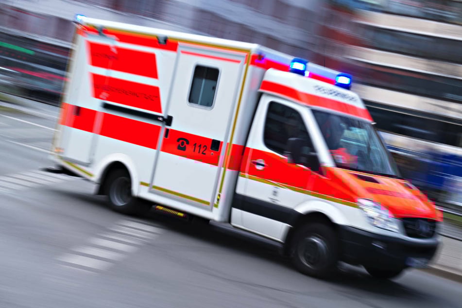 Die 24-jährige Motorradfahrerin ist mit schweren, aber nicht lebensbedrohlichen Verletzungen in eine Klinik gebracht worden. (Symbolfoto)