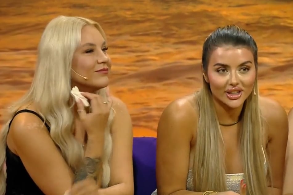 Jenny (23, r.) schlägt sich auf Martas (24, l.) Seite.