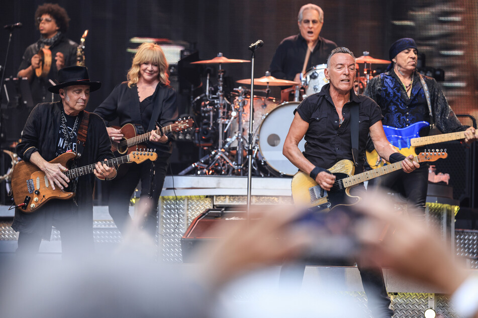 In der Merkur Spiel-Arena gingen Springsteen und seine Band bei tropischen Temperaturen fast drei Stunden lang an ihre physischen Grenzen.