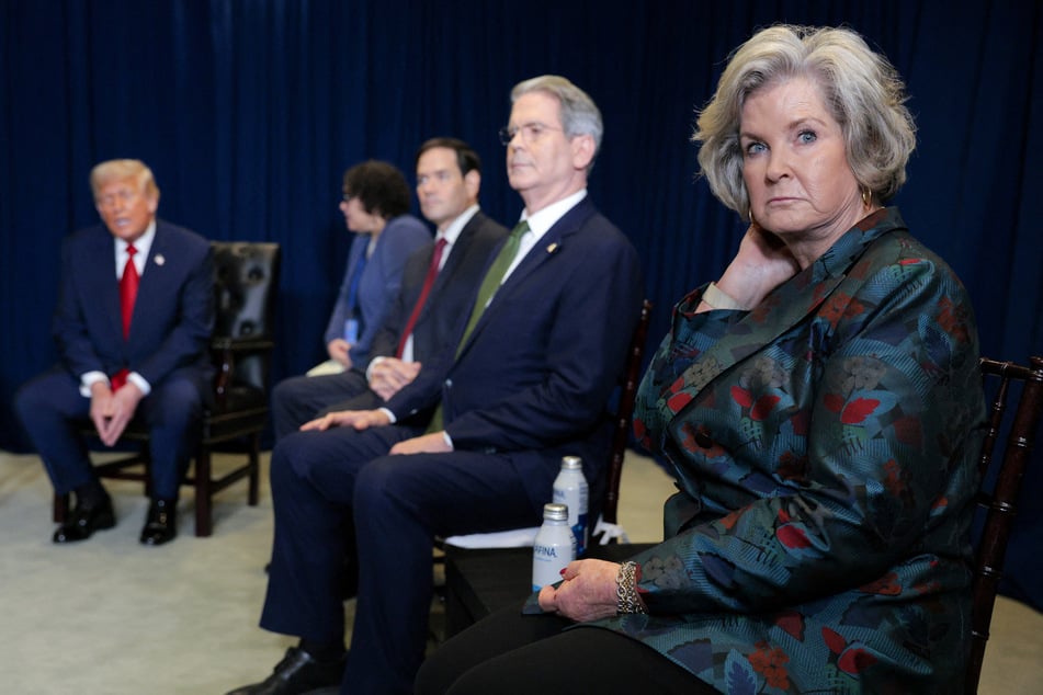 White House Chief of Staff Susie Wiles (r.) admitted in a series of interviews that President Donald Trump had ties to Jeffrey Epstein.