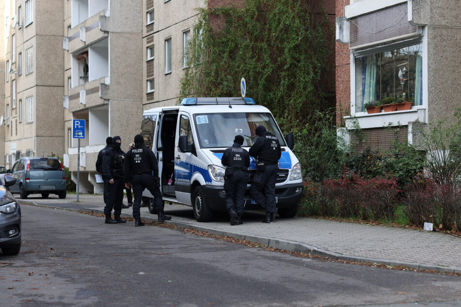 Die Einsatzkräfte durchsuchten auch Wohnungen in der Zollikoferstraße.