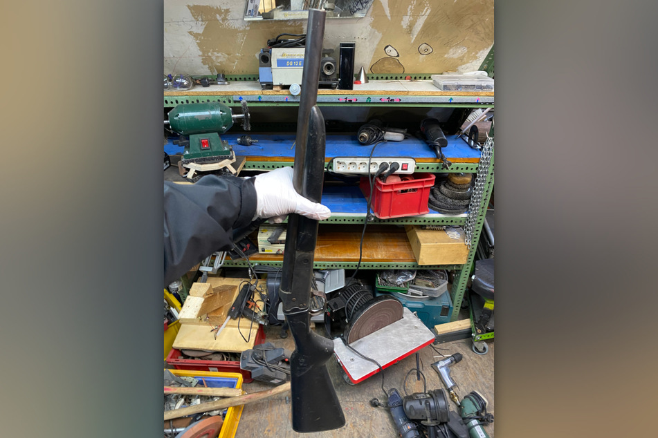 Ein Schrotgewehr mitsamt Munition wurde von der Polizei sichergestellt.