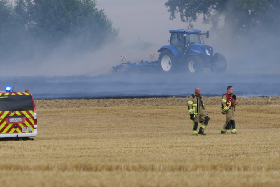 Feuerwehr wird zu Flächenbrand gerufen, doch die Landwirte sind bereits zur Stelle