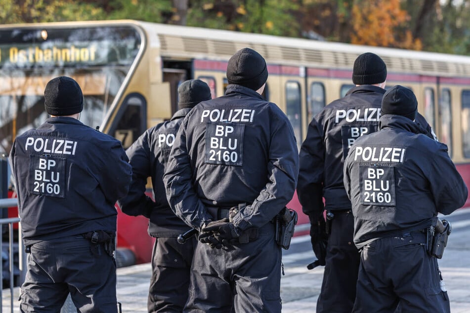Die Polizei hat die BFC-Anhänger zur S-Bahn geleitet. (Symbolfoto)