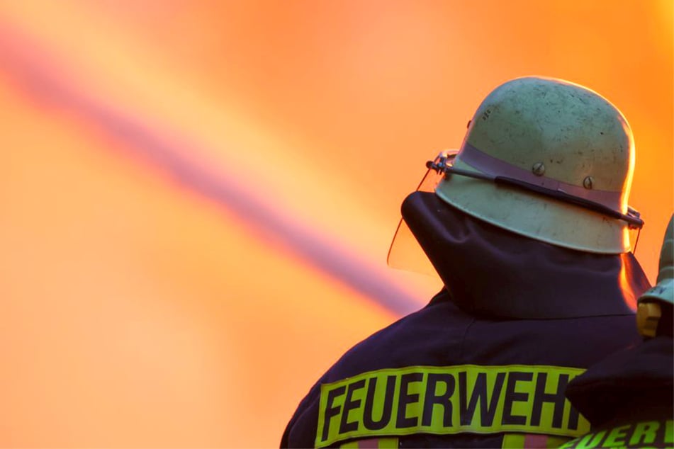 300 Kubikmeter Müll brennen lichterloh: Millionenschaden nach Hallenbrand in Oberschwaben