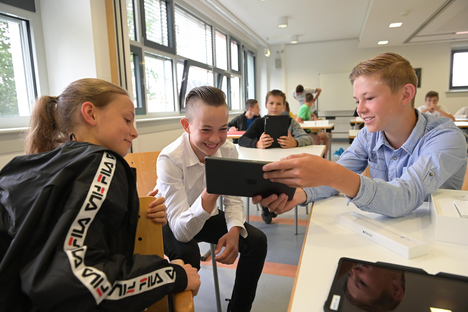 Emmy, Levi, und Frederik (13) sind von den neuen Geräten begeistert.