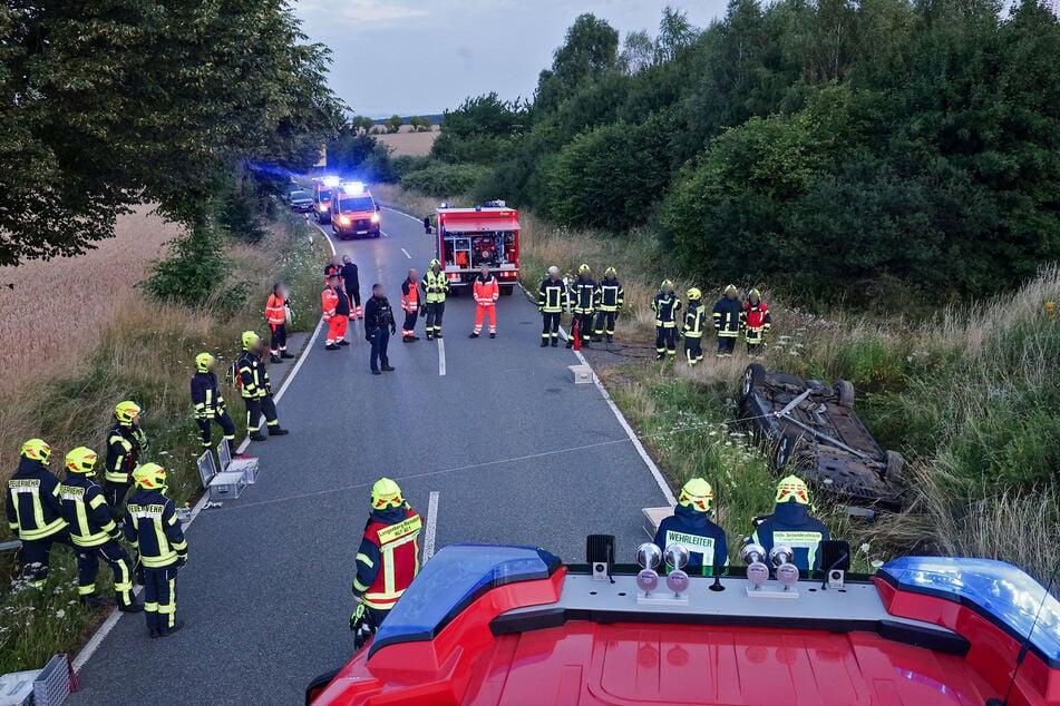 Der völlig zerstörte Wagen musste aufwendig geborgen werden. Die Lobsdorfer Straße musste komplett gesperrt werden.