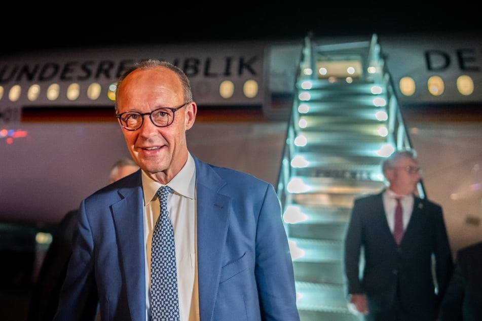 Bundeskanzler Friedrich Merz (69, CDU) steigt am Flughafen in Washington aus dem Flugzeug der Flugbereitschaft.