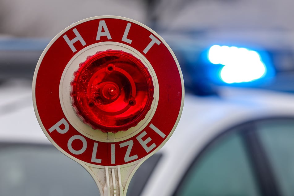 Zugedröhnter 14-Jähriger flieht vor der Polizei: Streifenwagen überrollt Kleinrad