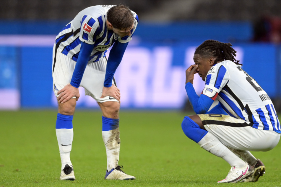 Niklas Stark (l.) und Dedryck Boyata von Hertha zeigen sich nach Spielende enttäuscht.