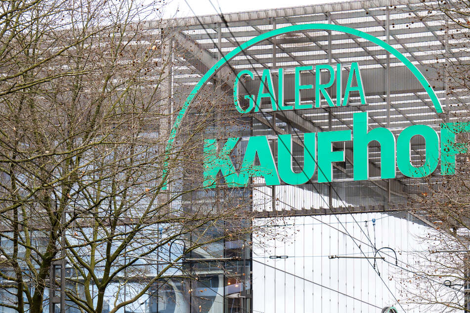 In zwei Wellen sollen insgesamt 52 Filialen des Kaufhaus-Konzerns Galeria Karstadt Kaufhof in Deutschland bis zum 31. Januar 2024 geschlossen werden.