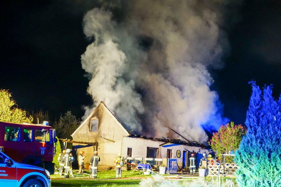 Ein Übergreifen der Flammen vom Nebengelass auf weitere Häuser konnte verhindert werden.