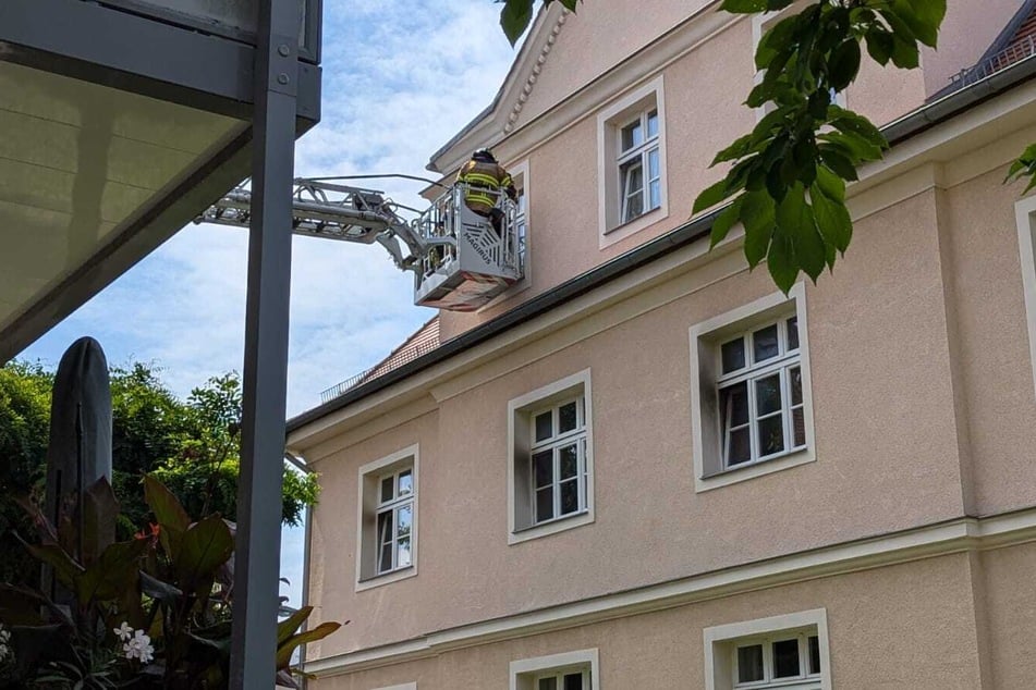 Ruß rund um die Fensterrahmen zeigen, wo es vermutlich gebrannt hat.