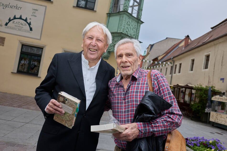 Eberhard Görner (81, l.) und Gojko Mitić (86) auf dem Weg zur Mondscheinlesung.