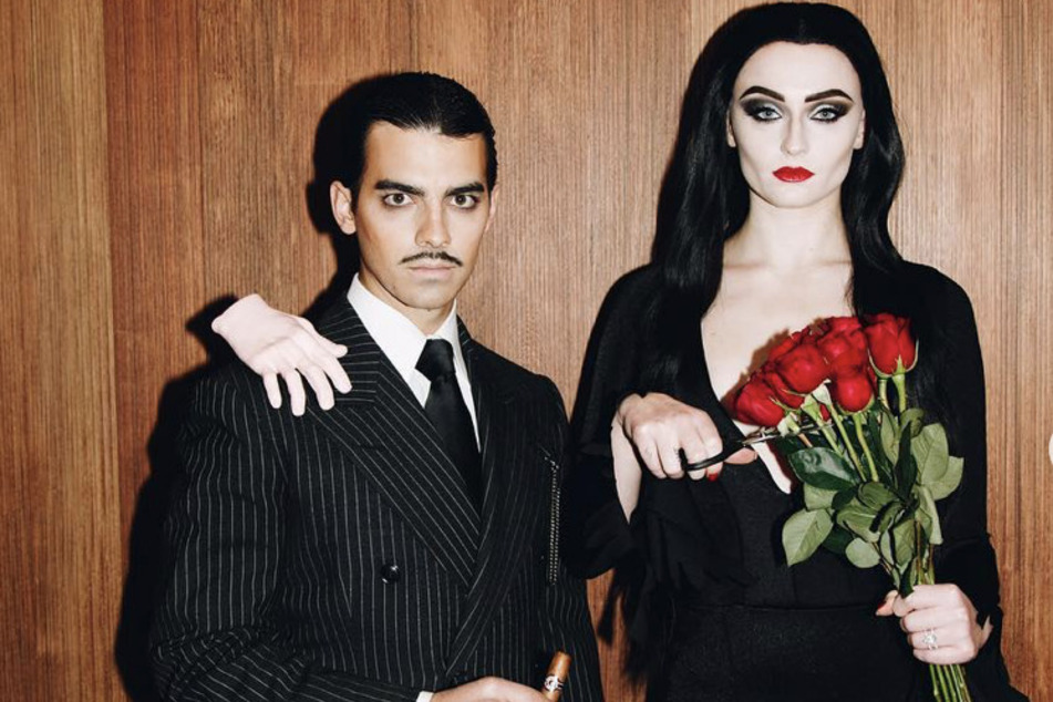 In 2018, Sophie Turner (r) and Joe Jonas (l) stunned as Gomez and Morticia Addams from The Addams Family.