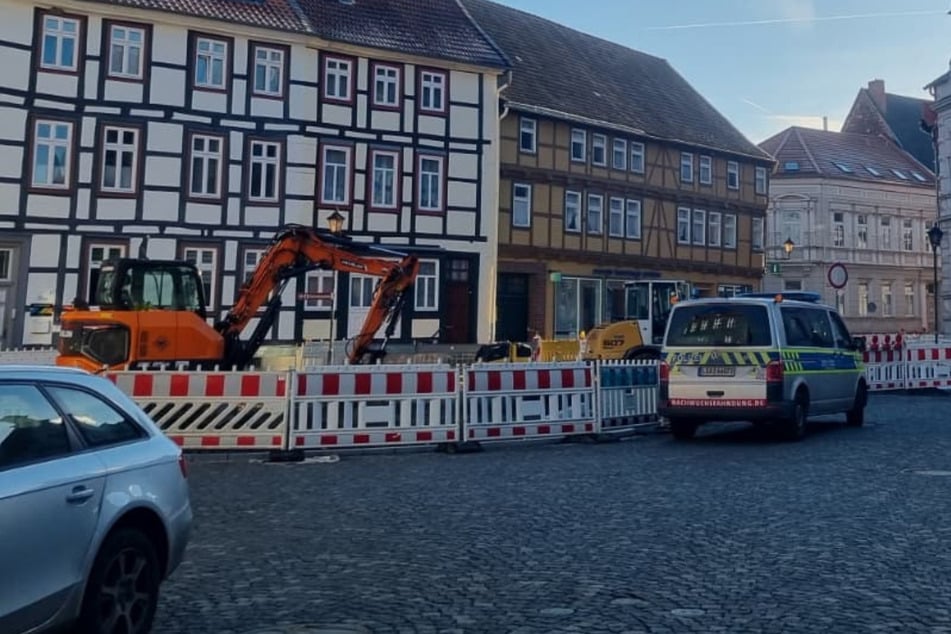 Fußgängerin bei Unfall schwer verletzt, Verursacher flüchtet: Polizei sucht Zeugen