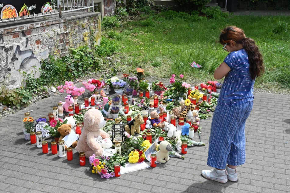 Menschen legen nahe dem Wohnhaus von Valeriias Familie Blumen, Kerzen, Teddys ab und gedenken der Schülerin.