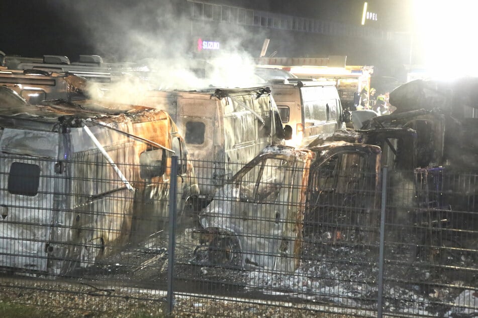 Das Feuer schlug auf andere Wohnmobile über.