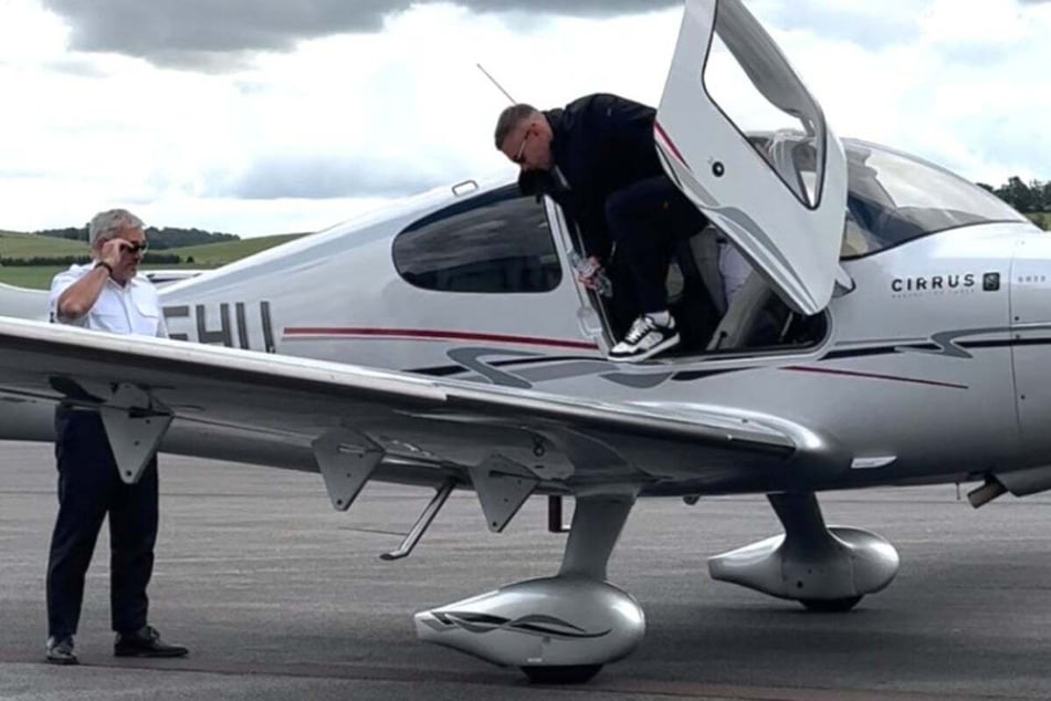 Mit ein wenig Verspätung landete Lukas Podolski (40) am Sonntagmittag auf dem Flugplatz Jahnsdorf.