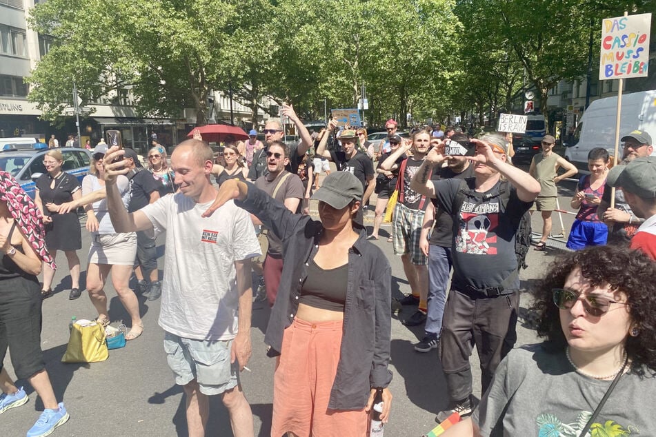 Auf dem Ku'damm protestieren Berliner für den Erhalt des RAW-Geländes und des von Räumung bedrohten Clubs Cassiopeia.