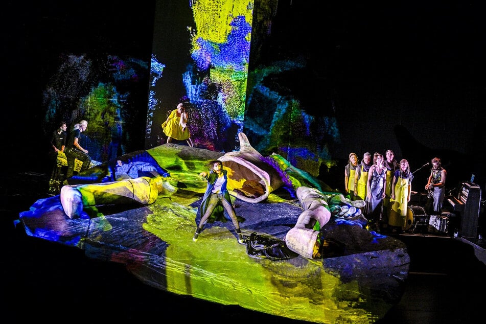 "Gleichschritt, Chaos...": Das Ensemble entfacht einen Hauch von Rausch.