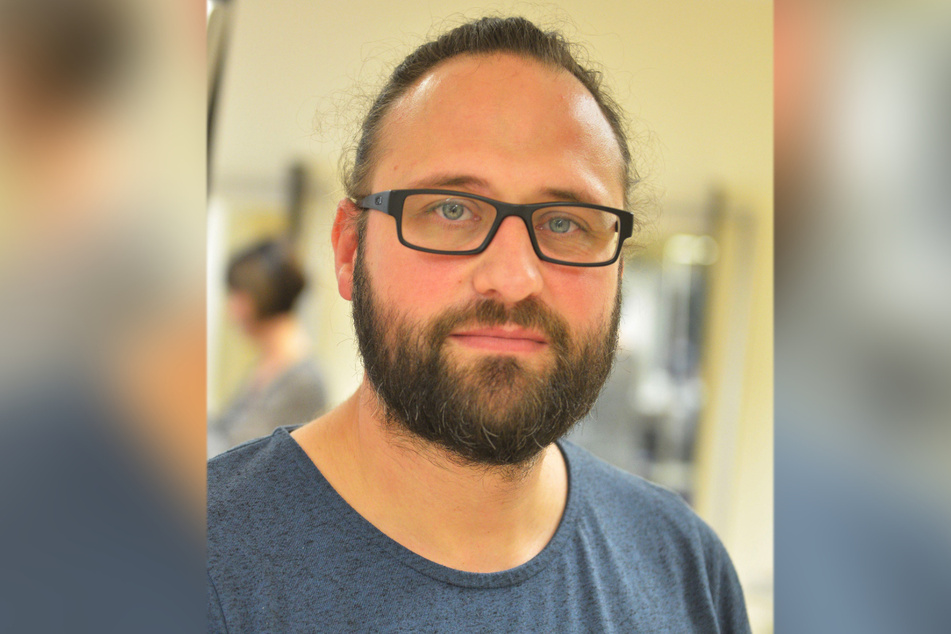 Friseurmeister Jörn Lüdecke (39) beobachtet derzeit einen Schwund an Kunden. Die Ursache sieht er vor allem in der Corona-Testpflicht.