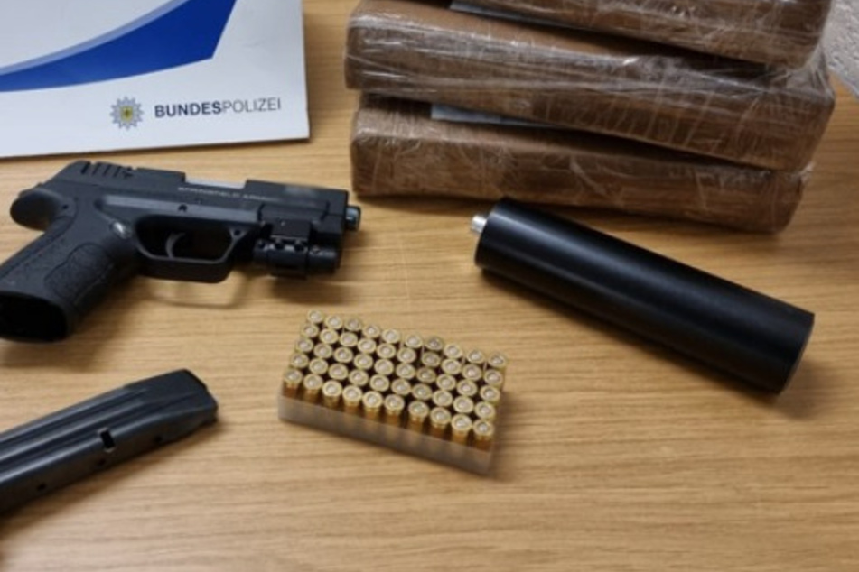Krass: Mann hat Schusswaffe mit Schalldämpfer und 4,4 Kilogramm Kokain bei sich