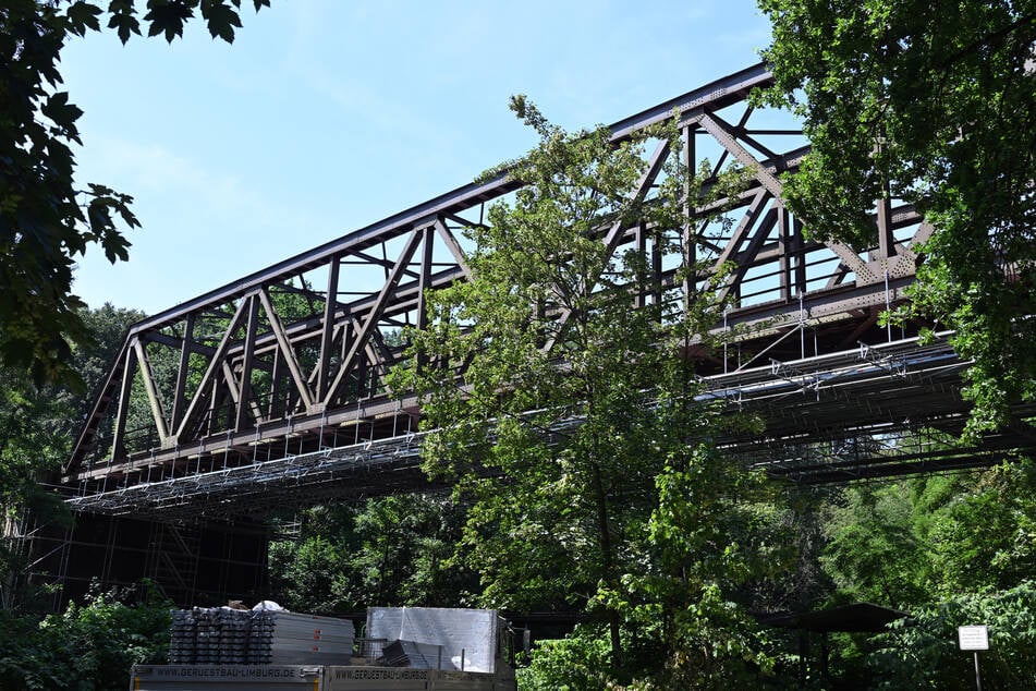 Nach rund acht Monaten ist die Brücke über der Wupper in Leverkusen-Opladen repariert worden.