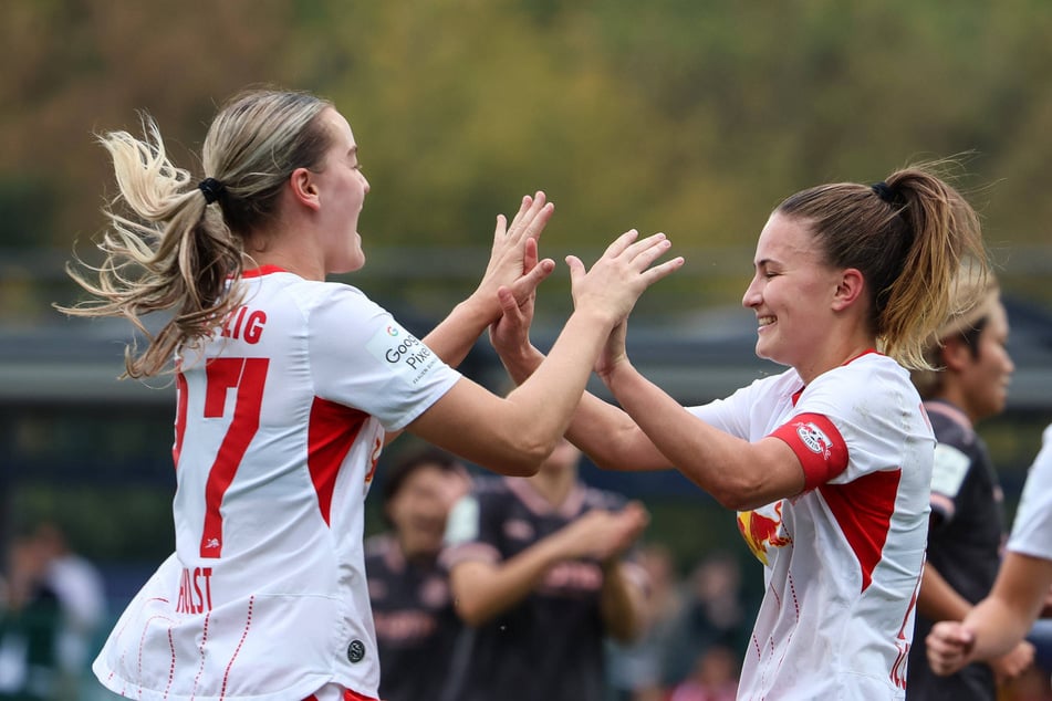 Charlotte Hulst (l.) und Doppeltorschützin Annabel Schasching.