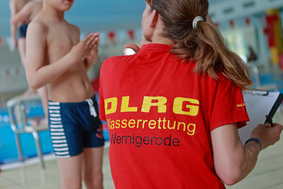 Einige Mitglieder der Deutschen Lebens-Rettungs-Gesellschaft beteiligen sich auch ehrenamtlich an der Schwimmausbildung von Kindern.