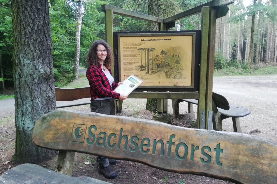 Sarah-Louise Hetzel im Werdauer Wald vor einer Lehrtafel, die sie "modernisieren" möchte.