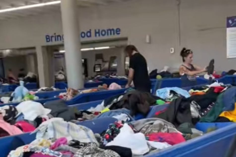 Sarah znalazła sukienkę w jednej z tych beczek.