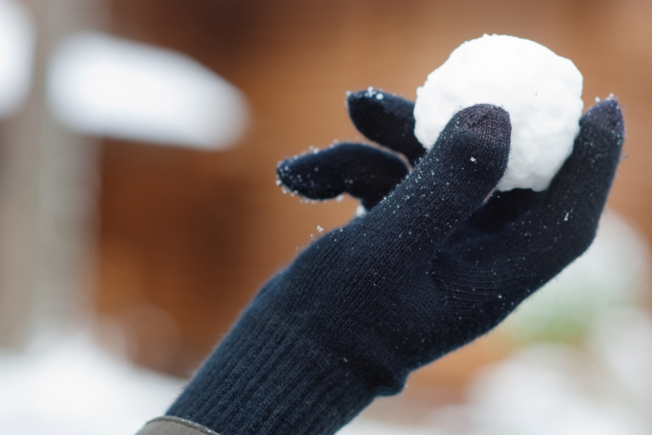 Zwei Jugendliche haben im Chemnitzer Yorckgebiet Schneebälle gegen ein Mehrfamilienhaus geworfen, dann eskalierte die Situation. (Symbolbild)