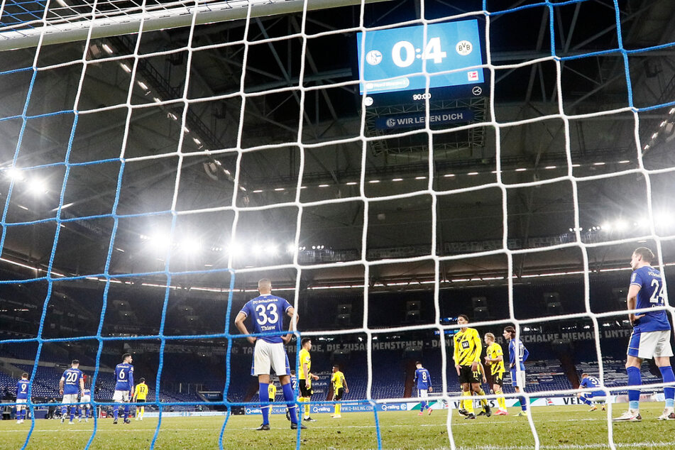 Im eigenen Stadion musste S04 eine herbe 0:4-Klatsche gegen den Erzrivalen Borussia Dortmund hinnehmen.
