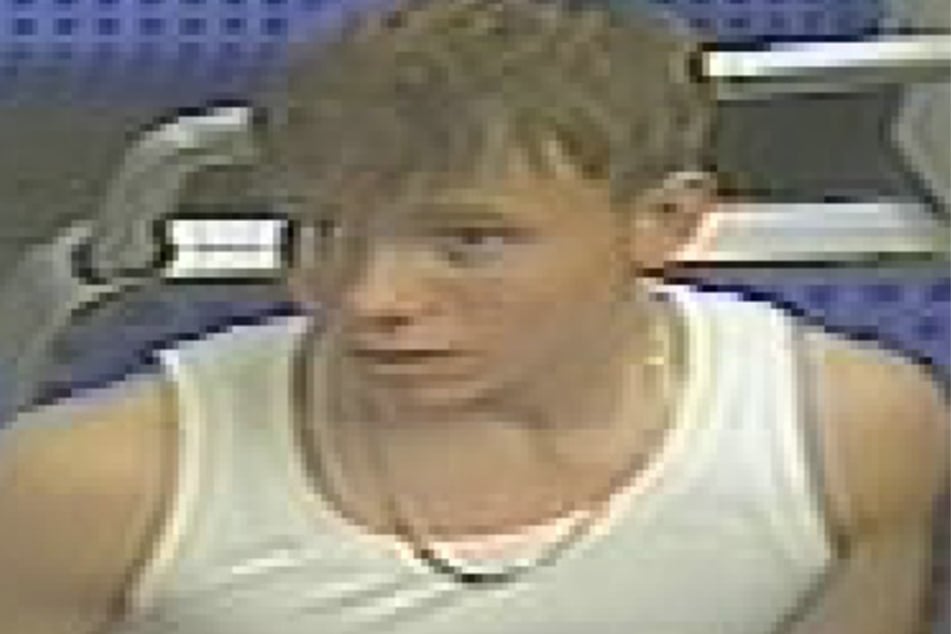 "Tatverdächtiger 1", bekleidet mit einem weißen Tank-Top. Mit diesem Foto sucht die Polizei nach einem der jungen Männer.
