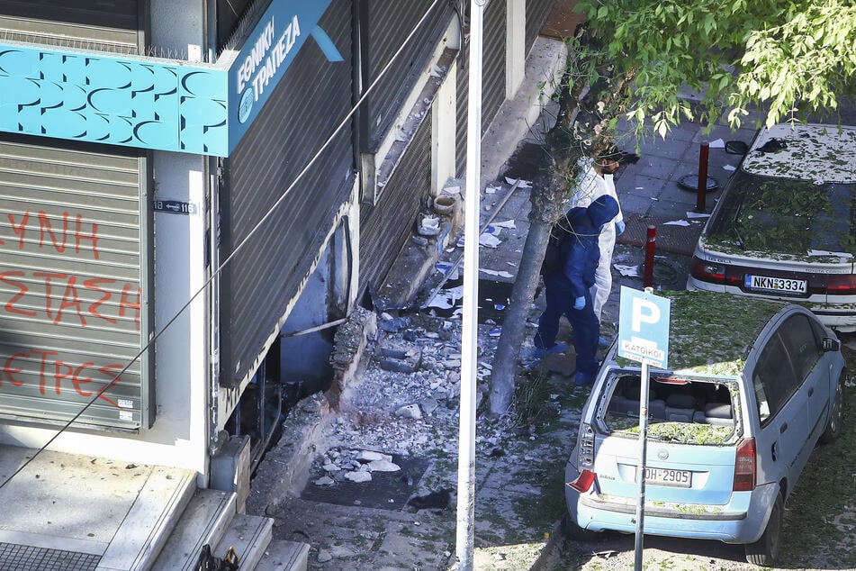 Eine 38-jährige Frau starb, nachdem eine Bombe in ihrer Hand explodierte.