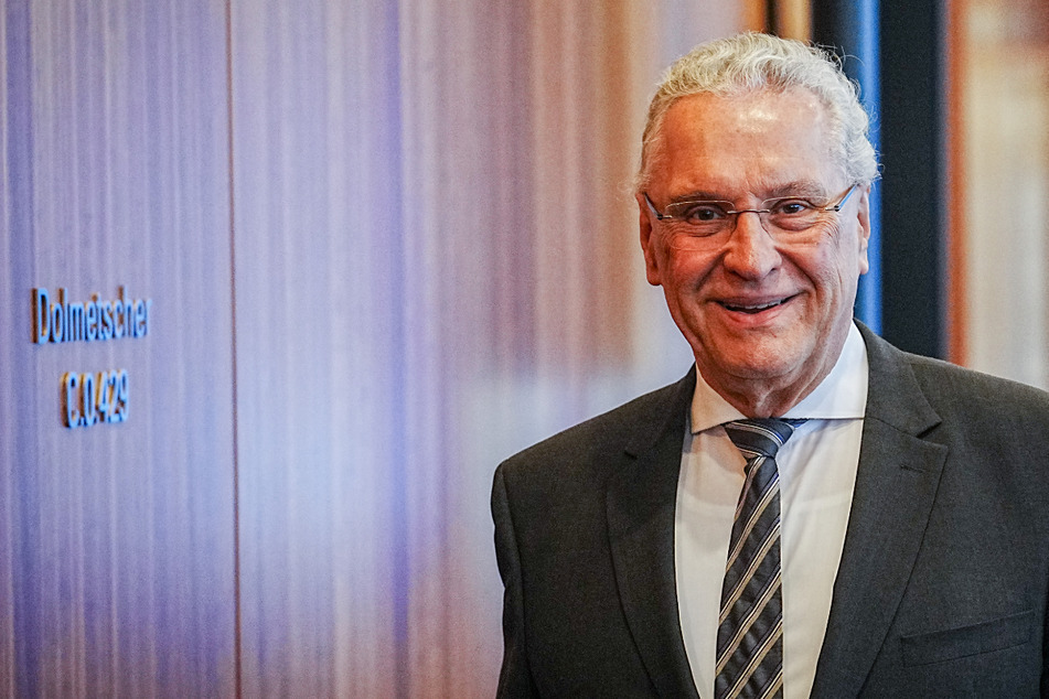 Bayerns Innenminister Joachim Herrmann (67) zeigt sich zufrieden mit dem "Schlag gegen eine skrupellose Geldautomatensprenger-Bande".