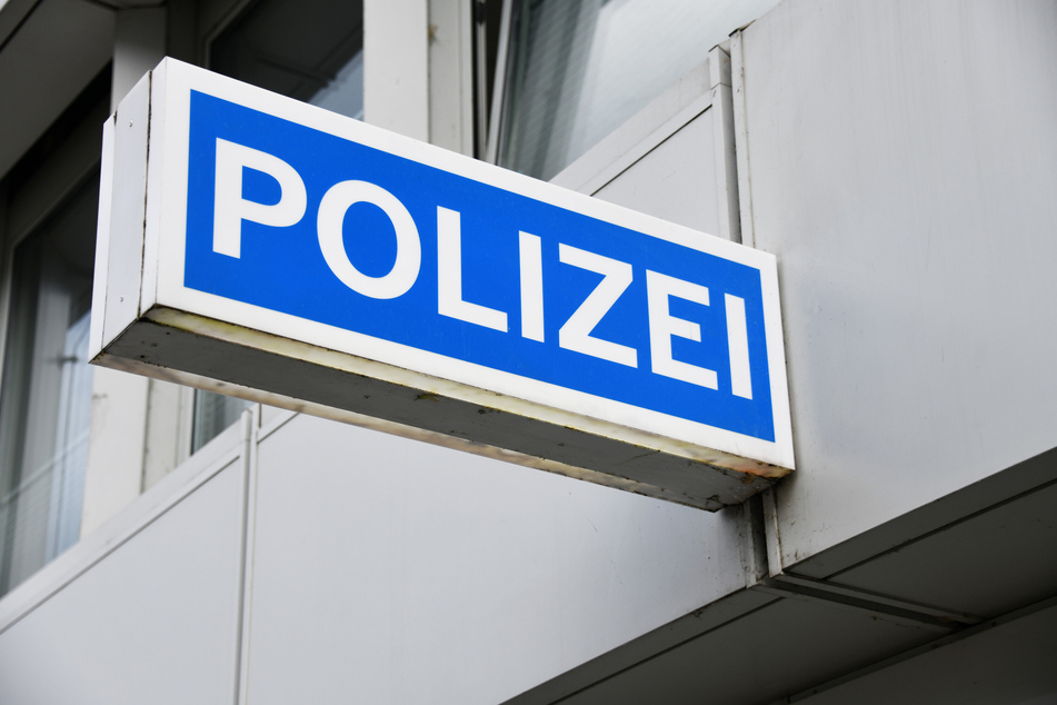 Der Wildpinkler hat seine Blase gegen die Wand einer Kölner Polizeiwache entleert. (Symbolbild)