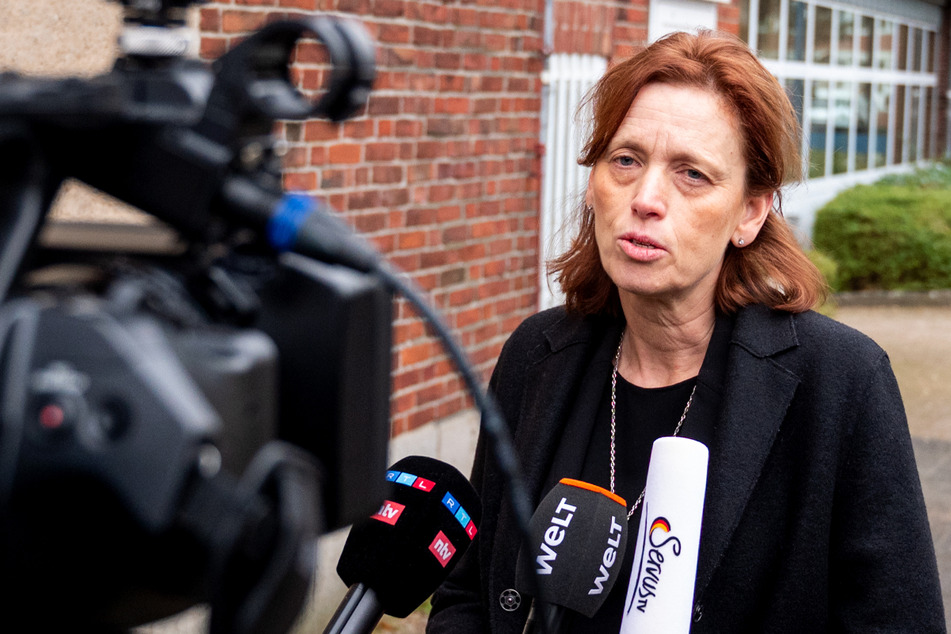Bildungsministerin Karin Prien (57, CDU) traf auf Mitschüler der beiden Getöteten an der Gewerblichen Schule in Neumünster.